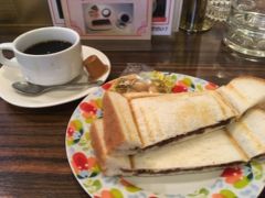 お目当ては、名古屋名物のモーニング。
小倉トースト。これ食べるために早起きしました。