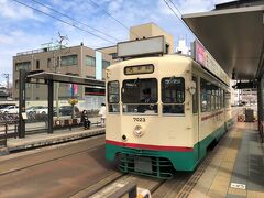 ●丸の内停留場

約２時間ほどで「富山駅」へと到着し、まずは駅構内のコインロッカーに荷物を預けて身軽になり、さっそく駅周辺を散策していくことに。

目的のスポットまで徒歩でも行ける距離なんですが、ついつい市内を走る路面電車（富山ライトレール）に乗りたくなり、３駅先の「丸の内停留場」まで利用しました。