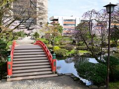 ●景雲橋

公園の中をどんどんと歩いていき、園内の池に架かる朱色の「景雲橋」を渡ってさらに進むと・・・。