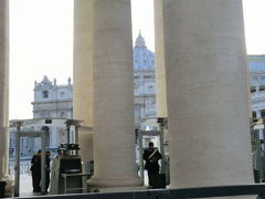 サン・ピエトロ広場(Piazza San Pietro)についたが、様子がおかしい。至るところに金属探知機のゲートが設置され、広場には人っ子ひとりいない。