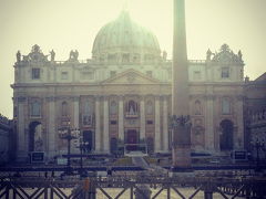 サン・ピエトロ寺院
Basilica di San Pietro

だれもいない広場とサン・ピエトロ寺院。