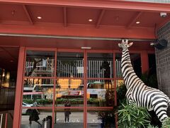 さて、ネイザンホテルの前のバス停を降りて、1ブロックほど戻ったところにある今回の宿「Eaton HK」へ向かいました。
こちらのホテルはアメリカ資本らしく、また最近オープンしたばかりで非常におしゃれ！
飲食店も地下から2階位まで結構入っていますし、コワーキングスペースもあります。