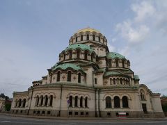 って言ってる間にアレクサンドル・ネフスキー寺院到着。
寺院の近くにはツアーバスがいっぱい止まってる。
さてどれが私の申し込んだツアーなんだ？と思ってたら、ガイドさんの方から声をかけてくれた。