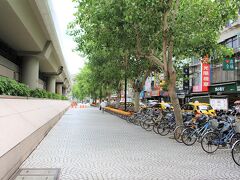 　カルフール天母店への行き方ですが、赤いMRTの淡水駅行きに乗り、台北駅からは約２０分ほどで到着です。以前のブログでも書きましたが、人数が大勢いる場合にはタクシーの方がお得な場合が多いようです。