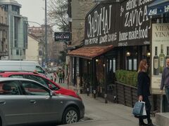 セルビアでの最後の食事なのでホテルから徒歩3分ほどにある有名なセルビア料理の店、ザビチャイ。