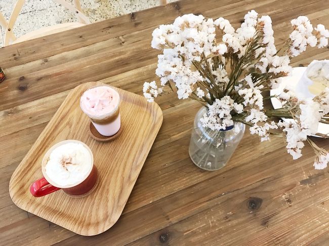 テーブルにはお花もあって絵になる。<br />朝一だったので店内は空いてました。