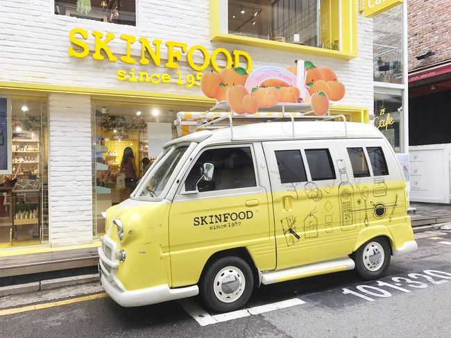 スキンフードの前にも可愛い車が。