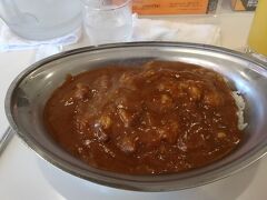 翌日ホテルをチェックアウトしてから、カレーショップ インデアンに入りました。
帯広では有名なカレー屋さん。
テイクアウトで鍋持参も歓迎のお店。
家庭的なカレーで美味しかったです。
コ〇イチよりも美味しい。