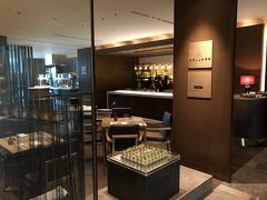 東京・汐留『コンラッド東京』28F

オールデイダイニング【セリーズ（Cerise）】とモダンフレンチ
【コラージュ（COLLAGE）】のエントランスの写真。

◆ オールデイダイニング【セリーズ（Cerise）】
＜営業時間＞
ブレックファースト　6:30～10:30（月～金） 7:00～11:00
（土・日・祝）
ランチ・ディナー　11:30～22:00
スイーツビュッフェ　15:00～17:00（土・日・祝）

＜席数＞
36席

https://www.conradtokyo.co.jp/restaurants/cerise

◆ モダンフレンチ【コラージュ（COLLAGE）】
＜営業時間＞
ランチ　　12:00～14:00 （土・日・祝のみ）
ディナー　17:30～21:00

＜席数＞
55席（個室1室）

https://www.conradtokyo.co.jp/restaurants/collage