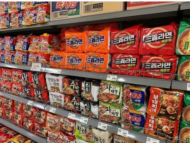 一度ホテルに戻り明洞のロッテマートで爆買い。<br />毎回買いすぎると帰りが困る..と思いながらもついついかさばるラーメンも買ってしまうってゆう。<br />店内はすっごく広くて日用品からお化粧品、食材、お土産まで何でも売ってます。<br /><br />ここで注意なのは店内で使うカートは有料。<br />ロッテマートに行く時にはマイバックを！です。<br />強者はキャリーバックを持ってる人も見かけます。<br />紙袋は有料！！！<br />なのでみなさん店内にあるダンボールを使ったりしてますがそれを持って電車…と考えるとマイバックを持って行ったほうがいいかなと。