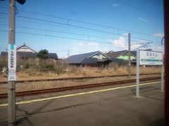 13:32　羽前大山駅に着きました。（酒田駅から42分）
駅前には古そうな倉庫（画像右）が何棟か建ち並んでいます。庄内米を保管するのに使われていたようです。