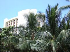 インタマをウロウロ散策してお腹が空いてきたのでロイヤルハワイアンセンターへ移動しまーす！