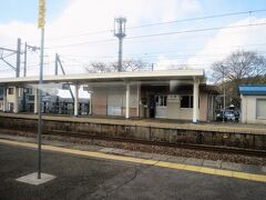 13:44　三瀬（さんぜ）駅に着きました。（酒田駅から54分）
見えづらいかもしれませんが、改札口にいる方が名誉駅長さんでしょうか。三瀬駅では、駅および駅周辺の美化活動を行うボランティアとしてJR東日本OBに名誉駅長を委嘱しています。