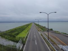 諫早湾干拓堤防道路に来ました。途中に車が止めれる場所があり
歩道橋の上から見ることが出来ます。

色々考えさせられる道路ですね。

