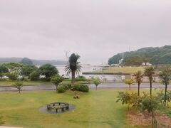 台風からの梅雨前線停滞により、ここんとこ1週間くらいは雨
この日は催行したらしいけど、明日はどうなるんだろう、、、と思いながら出発したけど、伊豆につくまでの道中で、クローズの連絡が・・・

もう半分くらい来てるし、宿も予約してるし、向かうしかない・・・
と、いたたまれない気持ちのまま下田へ向かう

とりあえずホテルへ

ホテルの部屋から見える景色
湾には海上自衛隊の船が
一応オーシャンビュー

どんより
うー、残念