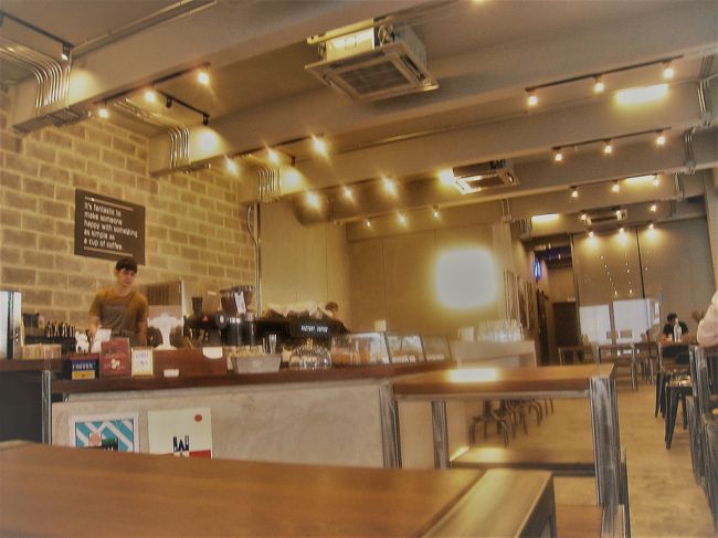 朝食を済ませ、バンコクで有名と言われる【factory　coffee】へ<br /><br />世界でもTOP13にはいるバリスタがいるようだ<br /><br /><br />