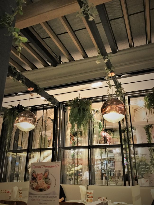 バンコク　サイアム・パラゴンへ<br /><br />昼食【the　ninth　cafe】