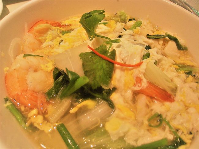 野菜と海老がてんこ盛りのヌードル<br /><br />心も体も一気にあったまる