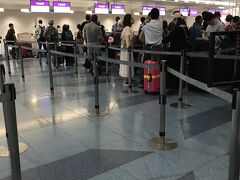 今回の旅行はカタール航空を利用。
出発は羽田空港から深夜0時発。夜の羽田空港は意外と人が多い。