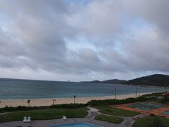 お久しぶりです。
かなり間が空いてしまいましたが、先週も沖縄に行っていました。
久米島２日目の朝、少し空は重たい様子ですが雨は降っていません。
雲の隙間には青空も見えるしね。