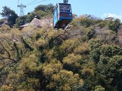 ロープウェイに乗車し、千光寺山へ向かいます。