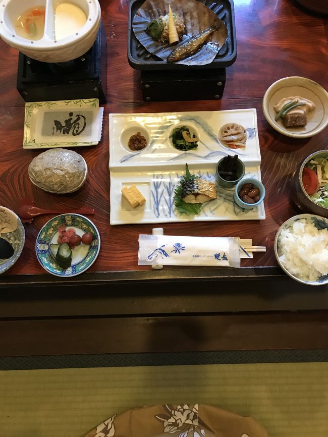 個室で、一品ずつ、私たちの進行を見ながらはこんでくれます。そして、子供好きらしくいっぱい話しかけてもらいました。いつも、小さい子がいるとバイキングになりがちですが、個室もいいなぁって思う