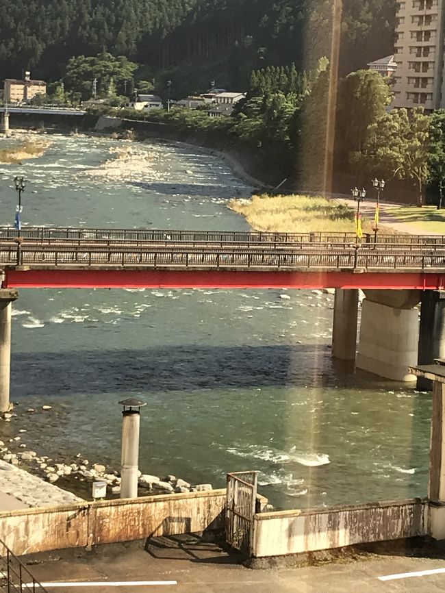 下呂温泉には、14時到着。高山ラーメンでゆっくりしました。小川屋から見える橋