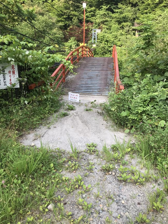 昔は趣があっただろう赤い太鼓橋。今は、通行不可。残念！