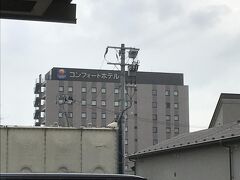 夜の８時過ぎの新幹線で着いたので、宿泊は駅近くのコンフォートホテル八戸。連絡通路から見えます。駅近くを売り物にするホテルの中では遠いのですが、５分くらいです。