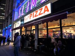 ホテルからタイムズスクエアへ向かう途中にやたら混んでいたピザ屋を発見。
帰りに覗いてみると列が短くなっていたので並んでみました。

Joe's Pizzaはニューヨークマガジン（New York Magazine）によって「ニューヨークで一番美味しいピザ」と称されたり、2009年にはGQ マガジンによって、「世界のベストピザTOP 25」にも選ばれた有名店のようです。
ニューヨークに数店ある中のこちらはブロードウェイ店。
http://www.joespizzanyc.com/