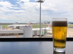 そして、出発前におビールたいむ。

…隣の席の方。
2、3回食べ物や飲み物を取りに行き、
おにぎりを持ってきては、食べずにバッグにしまう…
4個位、バッグに入れましたよ。。。

百歩譲って、
取ってきたものの、
どうしても食べられなくなって持ち帰るのは分かるけど…

なんかねぇ。。。