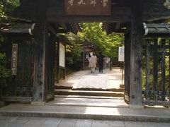 「常寂光寺」にやってきました。境内の多宝塔あたりから嵯峨野が一望できるということで、ちょっと楽しみです。受付をして山門をくぐり、中に入りたいと思います。