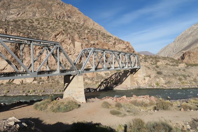 対岸を走っていたいた廃線敷がこちら側に来ました。