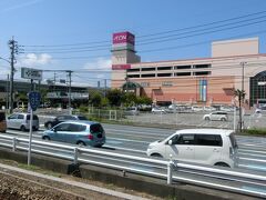 厳密には、駅に停車しているところではないのですが。
たぶん、イオンが目印。