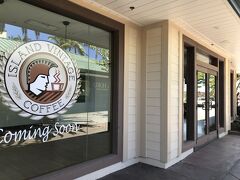 キングスショップは高級ブランド店が並んでいますが、どこもガラガラ・・・
ISLAND VINTAGE COFFEEがComing soonとなっていますが、去年からずっとこの状態のようです。。いつになることやら？
ここができれば朝食の選択肢も増えそうです。