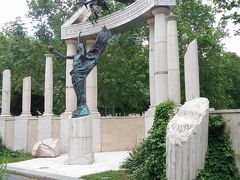 自由広場へ。
ナチスドイツを鷹、犠牲になったハンガリー市民を天使として表現しているらしい。