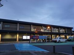 JRの常磐湯本駅。
改修したのでしょうか、すごくきれいな駅でした。
ただ、駅の中にはコンビニがあるだけで、ほかの施設は何にもなかったですが。