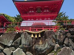 亀山八幡宮を出て、そのまま人道トンネル入り口方面に歩いてみます。
赤間神宮がありました。

が、ここでもなにかお祭りがおこなわれており、
すごい人でした。中は完全にお祭り状態でギュウギュウ だったので
参拝はあきらめました