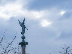人魚姫の像の周りには象徴的な像がいっぱい