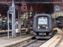 明日は渡り鳥ラインでドイツに渡るので、下見にコペンハーゲン中央駅へ
ヨーロッパは前面がゴムのこのタイプの電車が多い