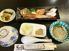 雨の降る中、8:00に新宿駅西口を出発。
関越で新潟を目指します。
まずは、魚野の里＆魚沼スイーツガーデン「ナトゥーラ」での昼食です。

カニ味噌特製ダレ海鮮本気丼