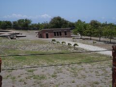 「ポート・ロイヤル内にあるキディ・ハウス」

あの建物、斜めになっている事が分かるでしょうか？
1900年代初頭に発生した大地震で傾いたままになっているそう。


