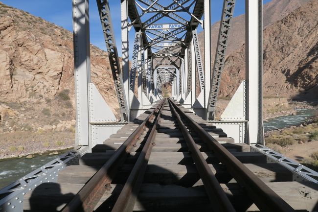 ちょこっと上に載ってみました。枕木の朽ち方からすると、とても1984年に廃止になった時の状態とは思えない程綺麗な状態でした。観光鉄道でも営業していた時でもあったのでしょうか？