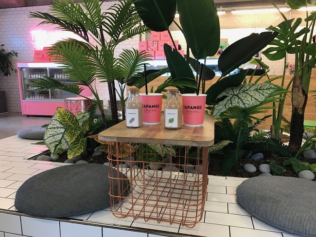 ドリンクが入った瓶とカップを渡されて自分で入れるシステム。<br />ここも朝一で来たので私たち含め２組だけで写真撮り放題でした。