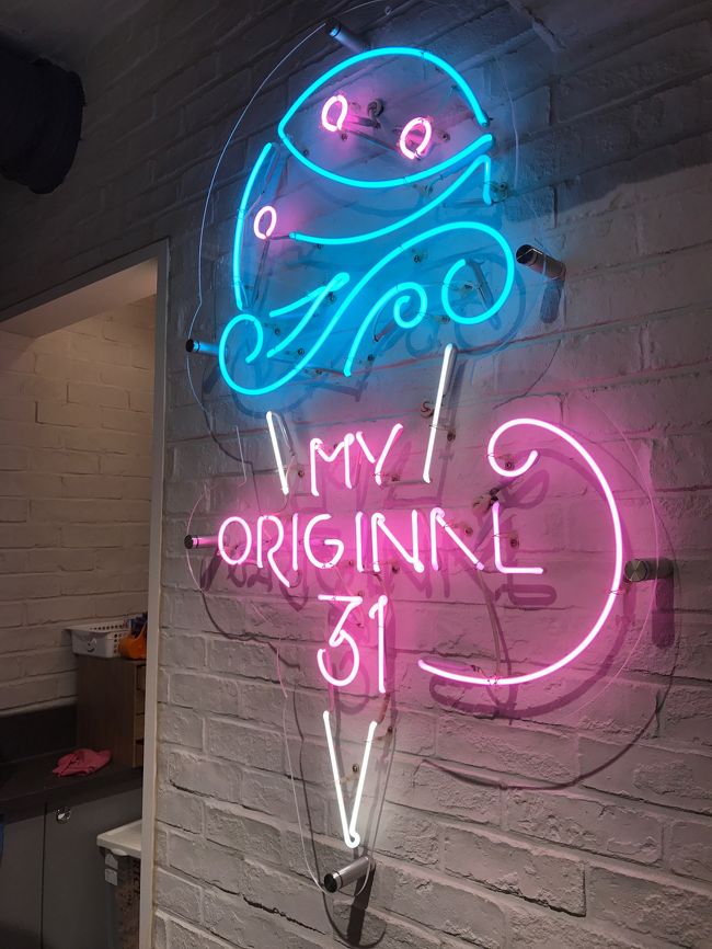 明洞に戻って来てサーティーワンアイスがどんなのが売っているか偵察。<br />日本とは違うアイスが売ってるので楽しみにしてたけどこの後すぐお昼を食べる予定なので見るだけで…