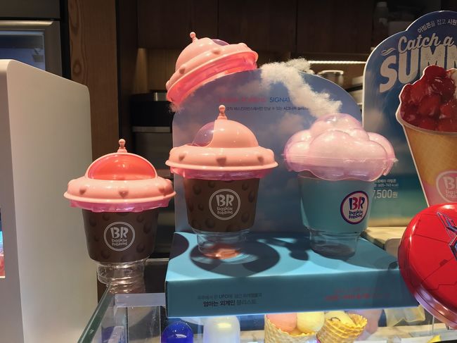 この時は綿あめが乗ったアイスが♡<br />アイスケースも可愛くて、日本でもこんなの販売すれば人気出るだろうなー。