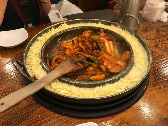 お昼はユガネと決めてたけど行ったらもう行列…<br />お互い化粧品も見たかったから交代で並びながら買い物に。<br />30分くらい並んで案内されました。