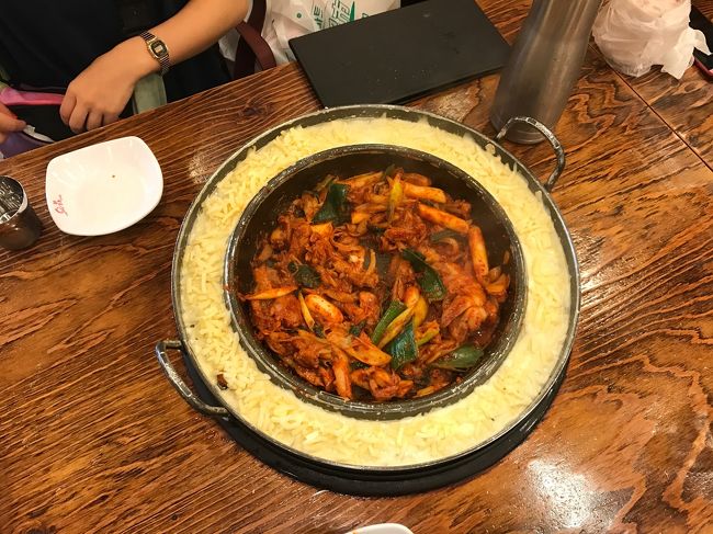 チーズタッカルビ！！<br />チーズはそこまで好きじゃないんだけどこれはしつこくなくて最後まで食べれました。<br />慌てて食べたからチーズがとろとろになったとこの写真撮り忘れてた。。<br />ライスもオーダーして2人で 完食 ！！！