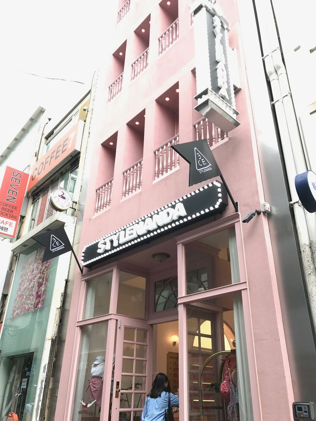 急いでSTYLENANDA巡り。<br />ピンクの建物が一際目立つ！