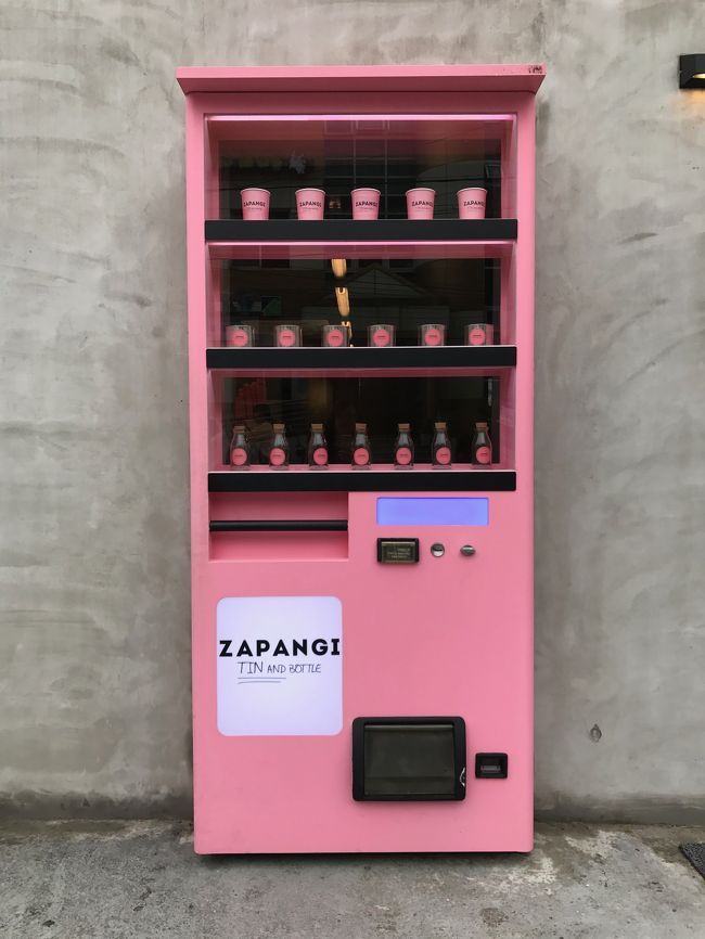 自販機かと思いきや扉です（＾_＾）<br />ここで写真撮ってる人たくさんいました。